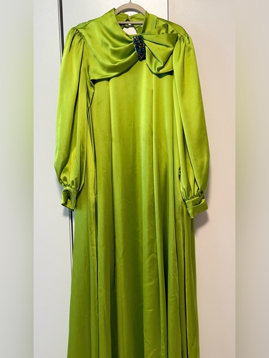 Dubai boutique Dresses & Skirts - Elegant Long-Sleeve Maxi Dress with Statement Bow in Lime Green